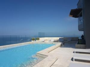 สระว่ายน้ำที่อยู่ใกล้ ๆ หรือใน Excelente Apartamento en Murano Elite en Bocagrande, Cartagena