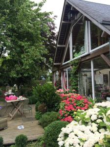 una casa con un ramo de flores delante de ella en Chambres d'Hôtes Côté Campagne en Vaux-sur-Aure