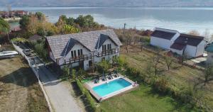 an aerial view of a house with a swimming pool at Alegria in Eşelniţa