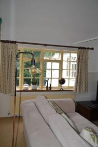 un soggiorno con divano bianco di fronte a una finestra di Bucket Lock Cottage a Warwick