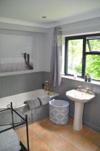 A bathroom at Bucket Lock Cottage