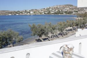 uitzicht op het strand vanaf het balkon van een huis bij Alexandra's Rooms in Parikia