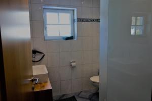 A bathroom at Ferienwohnung Brugger