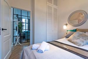 Łóżko lub łóżka w pokoju w obiekcie Gdansk City Apartment