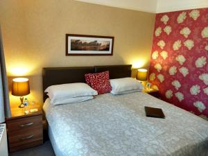 Кровать или кровати в номере Rutland West Guest House