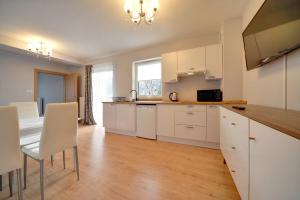 Kuchyňa alebo kuchynka v ubytovaní Apartamenty EverySky Karpacz - Wilcza 3F_P
