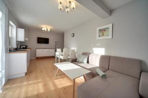 Kuchyňa alebo kuchynka v ubytovaní Apartamenty EverySky Karpacz - Wilcza 3F_P
