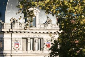 un edificio con las palabras peaje casa en él en Matabi Hotel Toulouse Gare by HappyCulture en Toulouse