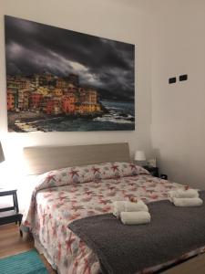 - une chambre avec un lit et 2 serviettes dans l'établissement Colombo House, à Gênes