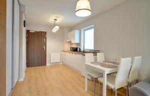 Kuchyňa alebo kuchynka v ubytovaní Apartamenty EverySky Karpacz - Wilcza 3F_P