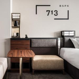 Postel nebo postele na pokoji v ubytování Bespoke Hotel Shinjuku