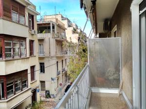 une vue depuis le balcon d'un immeuble dans l'établissement DARSISS 2 - Museum Apartment, à Athènes