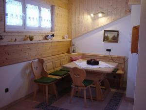 Zimmer mit einem Tisch, 2 Stühlen und einem Fenster in der Unterkunft Ferienwohnung Späth in Neuschönau