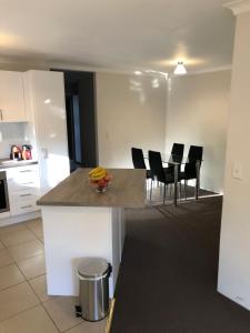 Una cocina y un comedor con mesa y sillas. en Glenelg Street, en Perth 8 fotos más