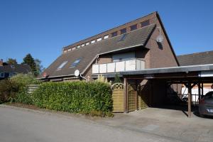 a house with a car parked in front of it at Ferienhaus Kleine Oase in Varel