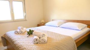 Posteľ alebo postele v izbe v ubytovaní Apartmani Mirela & Feri