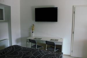 TV a/nebo společenská místnost v ubytování Garden studio apt-FREE parking,close D8,metro,EXPO