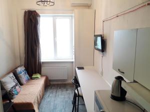 ハルキウにあるApartment near Alekseevskaya (296)のソファと窓が備わる小さな客室です。