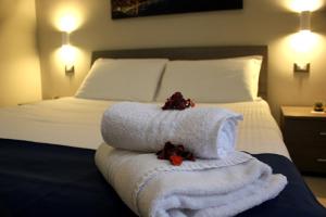 拿坡里的住宿－Relais Borbonico，一间卧室配有一张带毛巾和2个泰迪熊的床