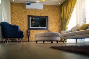 Sunrise Villas في الشرقية: غرفة معيشة مع أريكة وتلفزيون