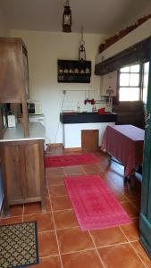 eine Küche mit einer Theke und einem Tisch in einem Zimmer in der Unterkunft Casa Dos Strecht's in Castelo de Paiva