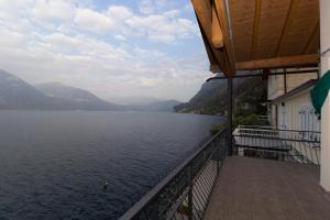 widok na wodę z balkonu budynku w obiekcie FIDES ON THE LAKE w mieście Marone