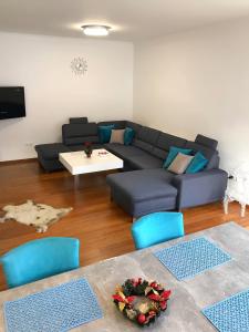 salon z niebieską kanapą i niebieskimi krzesłami w obiekcie Luxury Villa Kadic w mieście Bjelašnica