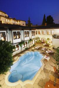 une grande piscine en face d'un bâtiment dans l'établissement Aspen Hotel Kaleiçi, à Antalya