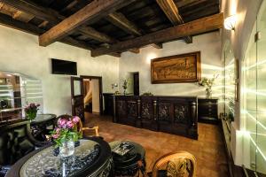 un soggiorno con tavolo e sedie di Hotel Ebersbach a Cesky Krumlov