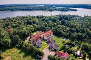 uma vista aérea de uma grande casa com árvores e um lago em Hotel Aubrecht Country Spa Resort em Przechlewo