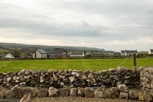 un muro di pietra di fronte a un campo di Nellie Dee's - Room Only a Doolin