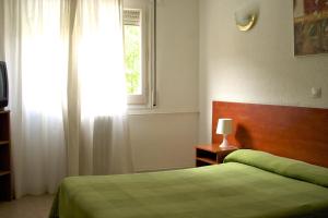 a bedroom with a bed and a television at Siracusa in Andorra la Vella