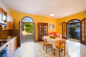 a kitchen and dining room with a table and chairs at Casa Marea in Conca dei Marini