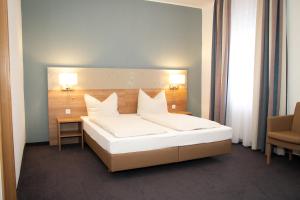Кровать или кровати в номере Gasthaus zum Ochsen