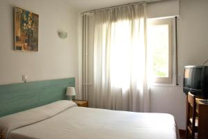 a bedroom with a bed and a television at Siracusa in Andorra la Vella