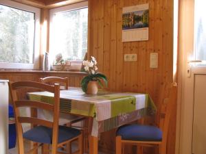 uma mesa e cadeiras numa cozinha com uma mesa em Ferienhaus Troge em Zinnowitz