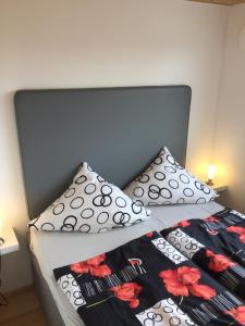 una cama con dos almohadas encima en Ferienwohnung Haag, en Uhldingen-Mühlhofen