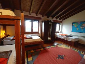 Pokój z 2 łóżkami piętrowymi i dywanem w obiekcie CasaCampelles I - Vall de Núria - Ripollès w mieście Campelles