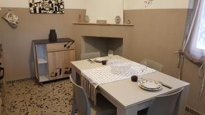 ドームス・デ・マリーアにあるvilla sul mare a Chiaのダイニングルーム(白いテーブル、暖炉付)