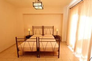 Postel nebo postele na pokoji v ubytování Lambrinos Suites