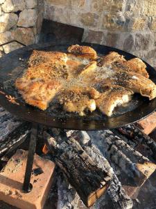 un piatto di cibo che cuoce su una griglia di Vila Pegaz a Virpazar