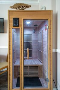 プラハにあるChampagne Studio with Saunaのサウナ付きの部屋(ドア開閉可)