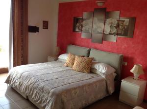 a bedroom with a bed and a painting on the wall at G&G Bed&Breakfast and apartments in Garda