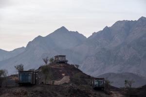 八田Hatta Resorts的三座山丘上的三座房子,背景是山丘