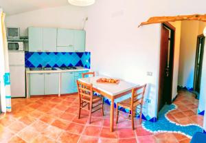 Nhà bếp/bếp nhỏ tại Orosei RE - Il Paradiso degli Ulivi con vista mare