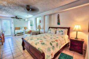 Letto o letti in una camera di Coconut Palms Inn