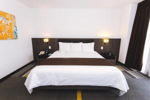 Postel nebo postele na pokoji v ubytování Wyndham Costa del Sol Lima Airport