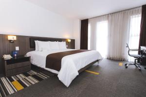 Postel nebo postele na pokoji v ubytování Wyndham Costa del Sol Lima Airport