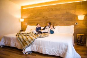 Postel nebo postele na pokoji v ubytování Hotel Miramonti Family & SPA + 37 fotografií