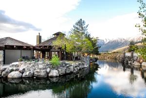 une maison à côté d'une rivière avec des rochers dans l'établissement Holiday Inn Club Vacations - David Walley's Resort, an IHG Hotel, à Genoa